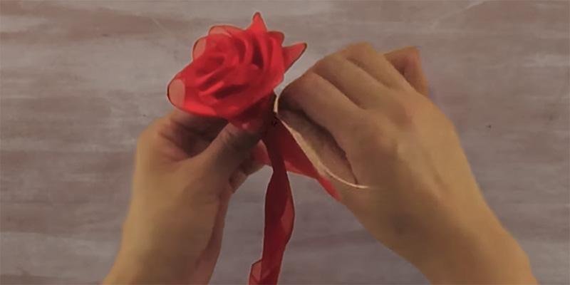 How to make a Ribbon Rose for Gift Wrapping - CoupleGifts.com